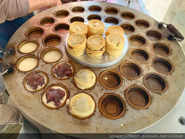 【台南。美食】無名紅豆餅。最傳統的紅豆餅，紅豆餅新吃法，8個紅豆餅只要一個50元銅板，只供應紅豆奶油兩種口味，最簡單的古早好滋味｜附價格表