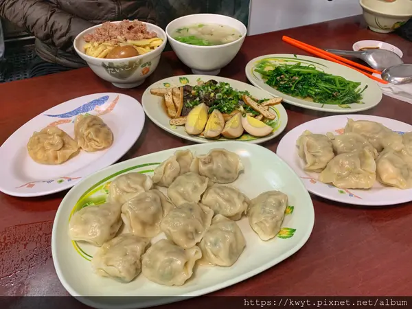 【台南。美食】承泰金餃館。2017新市十大美食認證店家，必點水餃、鮮蝦餛飩湯、滷味區米血，用料紮實｜附菜單