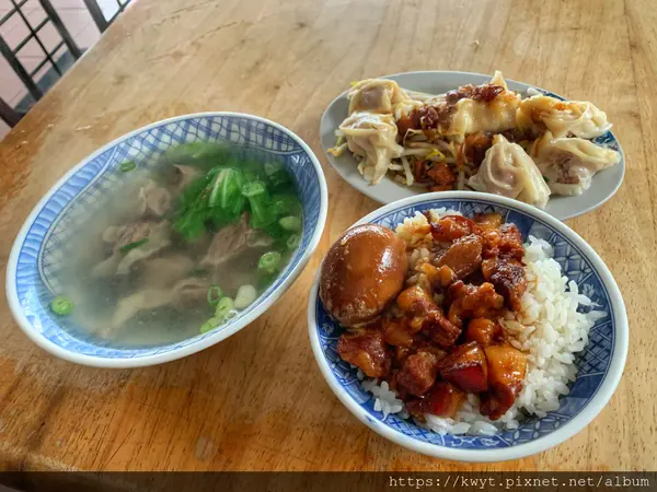 【台南。美食】老朋友麵食館。在地人推薦，超好吃肉燥飯，各式料好實在銅板價小吃｜附菜單