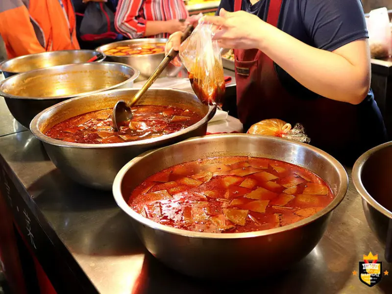 台南麻辣鴨血豆腐／只賣三樣熟食攤／每日限量只賣3小時／還沒營業就排隊／當天備料現煮現賣／2小時內秒殺完售／隱身黃昏市場飄香10多年