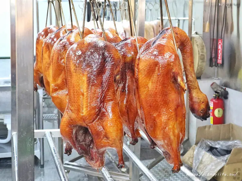 達人嗑鴨烤鴨專門店│台中一鴨三吃，蔥爆、椒鹽，竟然還有酸菜鴨湯口味，提供內用區，晚來吃不到！