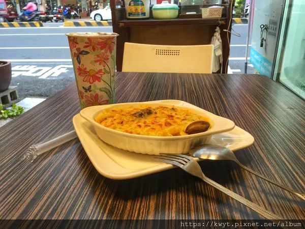 【台南。美食】魚喝水健康飲品店。秉持健康概念，以天然食材為取向，嚴選台灣茶葉，搭配爆量海鮮焗烤義大利麵｜附菜單