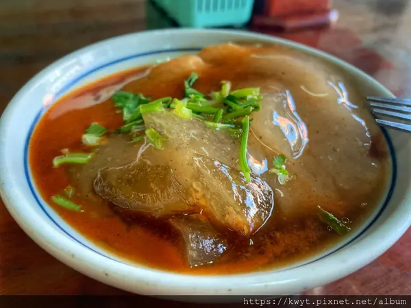 【台中。美食】阿彰肉圓。從小吃到大的好味道，Q彈附加傳統肉餡的肉圓，還有令人回味無窮的鮮嫩多汁湯包｜附菜單