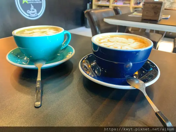 【台南。美食】夢想家咖啡廳。充滿老闆各式收藏設計的溫馨餐廳環境，來這品嚐美味餐點，還能聚會玩一波桌遊、看電影｜附菜單