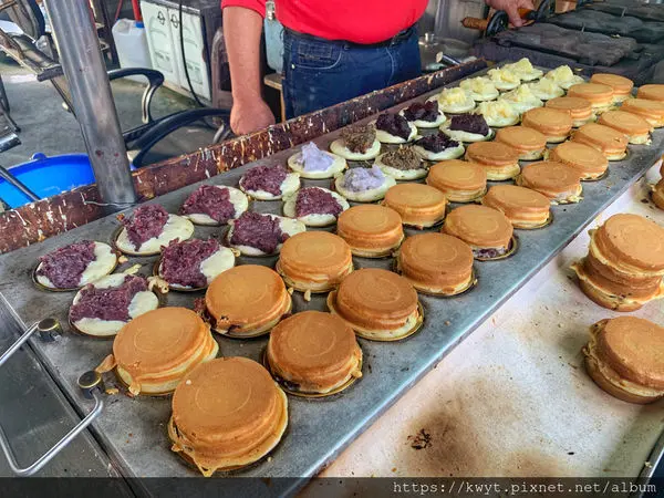 【台南。美食】翁家紅豆餅。超佛心紅豆餅，餡料爆量多，6顆只要一個50元銅板，必點巧克力、紅豆｜附菜單