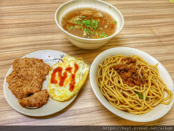 【南投。美食】南光排肉飯南興店。傳承20年的好味道，店家特製醬汁醃製的肉排就是讚｜附南光排肉飯菜單