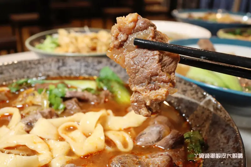 新開幕竹東台泥公園附近美食推薦！竹東人氣爆表的紅燒牛肉麵百元有找，新竹牛肉麵推薦牛太鉉牛肉麵館 - ㄚ綾綾單眼皮大眼睛