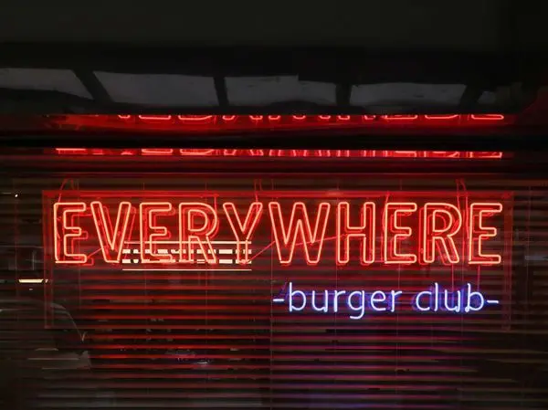 EVERYWHERE  BUGER  CLUB 漢堡俱樂部 國父紀念館好吃漢堡  有名的漢堡餐車有店面囉！