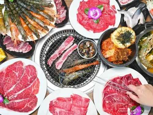 小孩子才做選擇，多種和牛、泰國蝦、天使紅蝦燒烤吃到飽，還有麻油、龍蝦、鮭魚頭鍋物可以選擇，全新冬季菜單開跑啦!