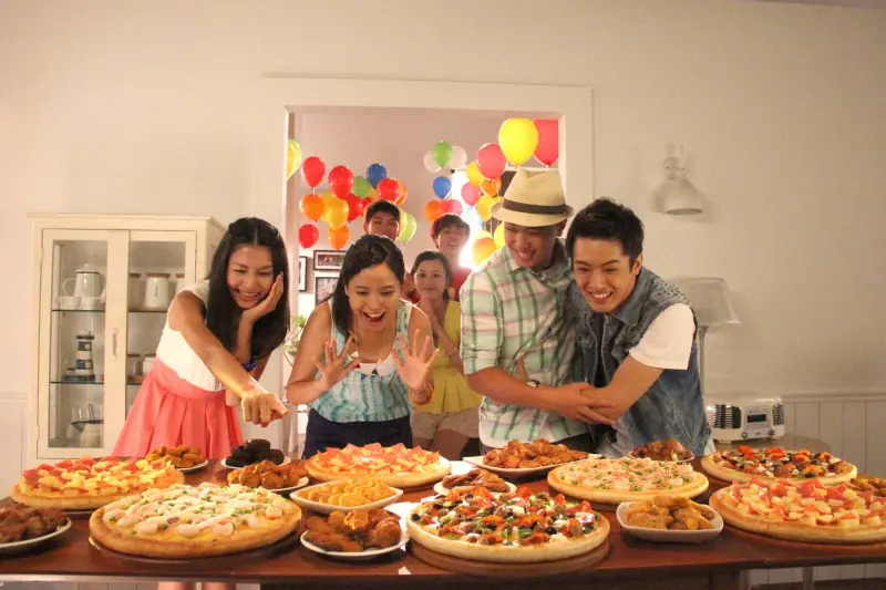 必勝客周年慶！披薩起司牽絲真的拉~~拉好長啊！