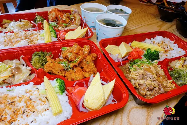 [新竹便當] 花沺日式便當 牛肉丼肉質軟嫩充滿牛香 外脆內多汁唐揚雞 新鮮海鮮搭配Q彈讚岐烏龍炒麵

