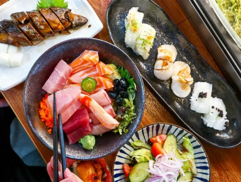 津輕丸號。250元十片厚切生魚丼的平凡小鵲幸！安東市場美食，大安高CP值日式料理