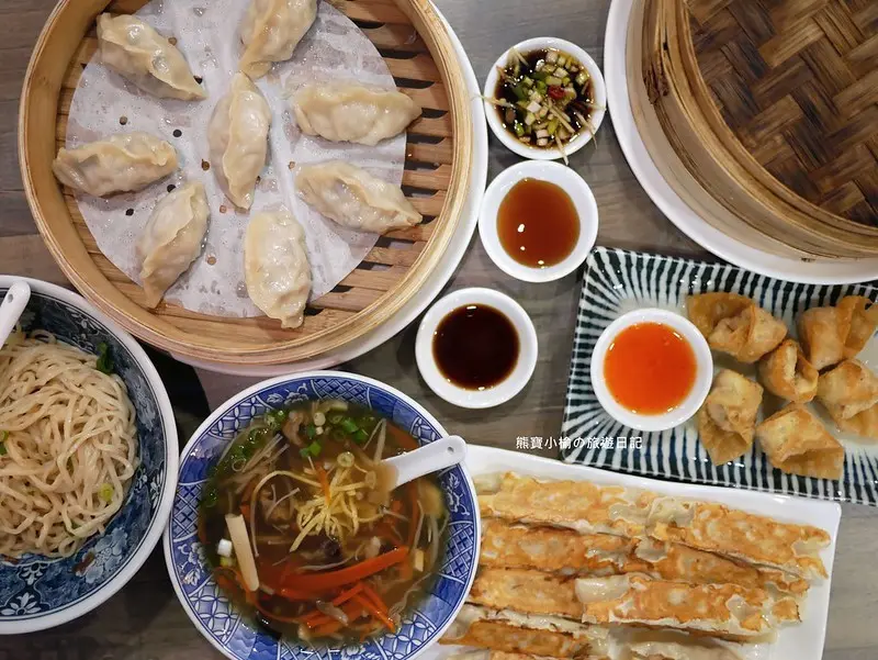 【台中美食】真龍天子蒸餃超好吃~ 公益路美食吃什麼？台中平價麵食館推薦！(鍋貼、小籠湯包、蝦肉蒸餃、古早味乾拌麵、牛肉捲餅、周氏蝦捲、炸鮮蝦餛飩)。
