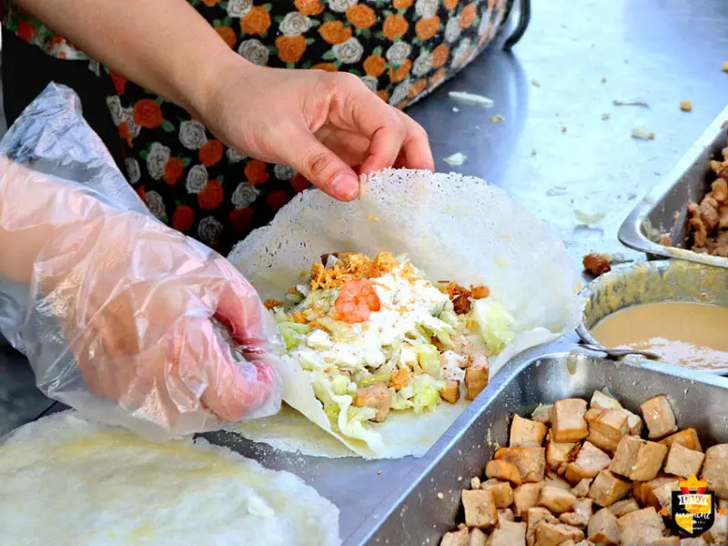 台南春捲／傳統古早味一賣50多年／每日限量只賣2.5小時／當天備料新鮮食材／自製春捲皮現做現賣／在地人從小吃到大／老饕私藏口袋名單