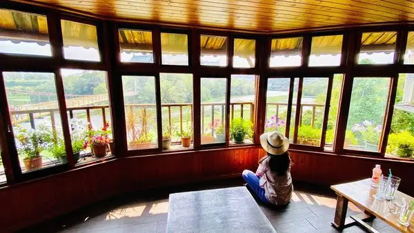 峨眉湖景觀餐廳【心月齋】景觀美氣氛佳湖畔餐廳/細茅埔吊橋旁最佳休憩點/平價美味服務優/峨眉景點小吃推薦