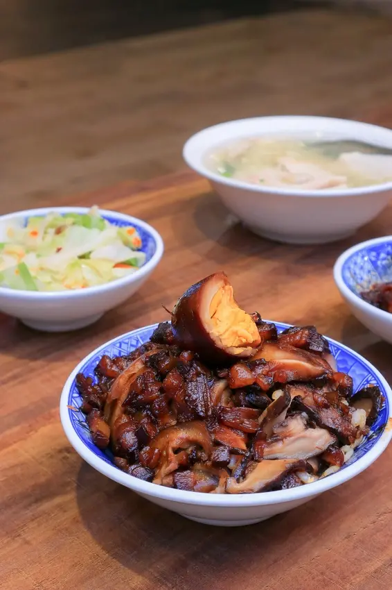 【台北萬華】小王煮瓜：華西街必吃黑金滷肉飯 /萬華滷肉飯/台北米其林
