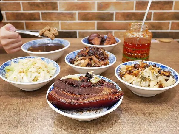 台北華西街老字號小吃，榮獲必比登推介的超夯美食，瓜仔肉、海鮮湯都推到翻-小王煮瓜