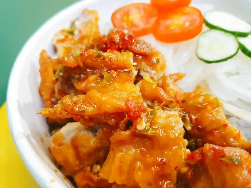 [嘉義市]「海九泰式椒麻雞」酸辣鹹甜脆的絕妙組合！現炸椒麻雞配上香濃泰奶實在過癮！