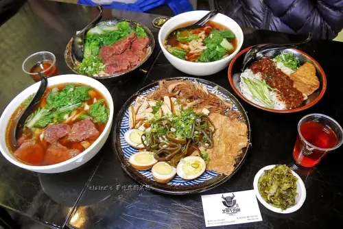 吃。新北板橋《黑霸牛肉麵 板橋店》厚實大塊的牛肉讓人大呼過癮。板橋牛肉麵推薦