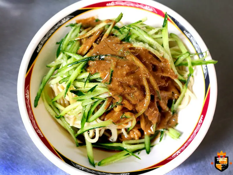 台南涼麵／50多年老店／隱身傳統市場內／古早味眷村美食／在地人從小吃到大／老饕帶路沒有觀光客／99.9%機率會念錯店名