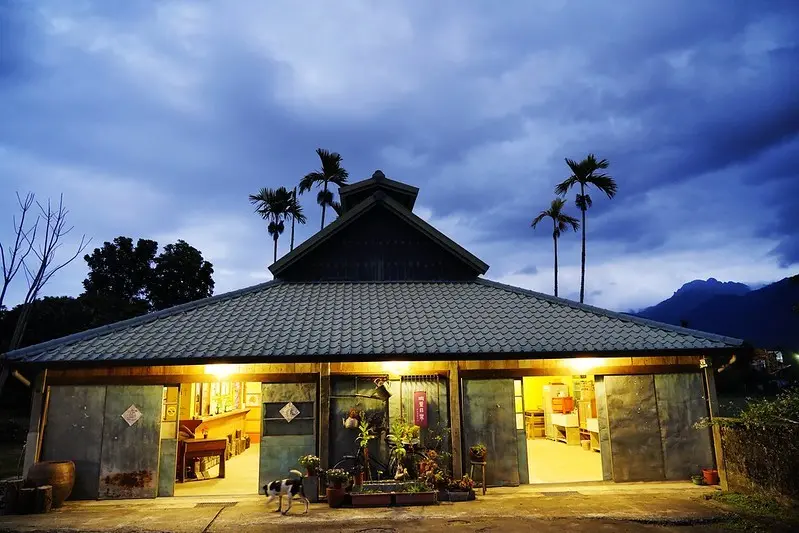 【台灣，花蓮，富里鄉】老菸樓做菜包，「明里13號驢行」農家樂無窮。(DIY客家豆漿菜包&農家菜)
