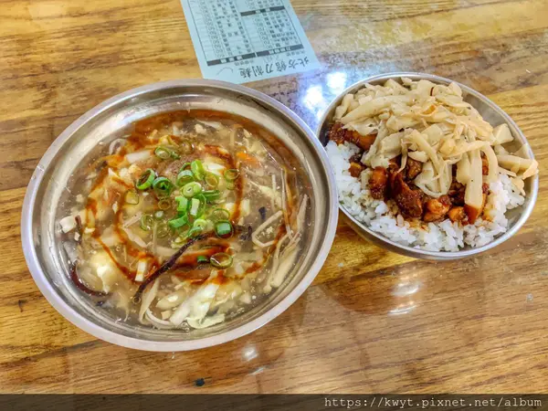 【南投。美食】埔里北方館刀削麵。埔里在地特色小吃，現點現煮，食材超豐富的酸辣湯，肉燥飯也很讚｜附菜單