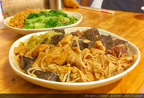 【南投。美食】葉師傅滷味。埔里必吃在地美食，超佛系滷味，多種蔬菜一份10元，特製醬汁，便宜又好吃，暨大學子的宵夜首選