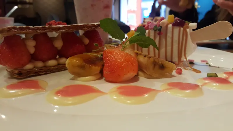 青菜呷呷。食尚小咪 ♥【台北東區忠孝復興站。查理布朗 C.C. KISS COFFEE & CAKE 好吃下午茶 好吃特製雪糕 甜點午茶控必來】