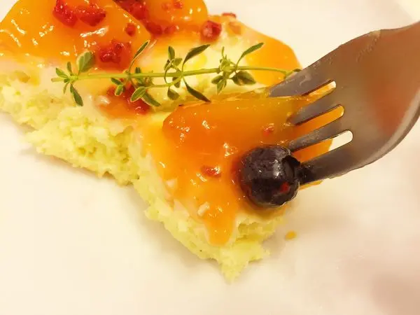 「新品」芒果濃了，夏天來了。清爽酸甜的滋味，查理布朗 法式香草芒果蛋糕