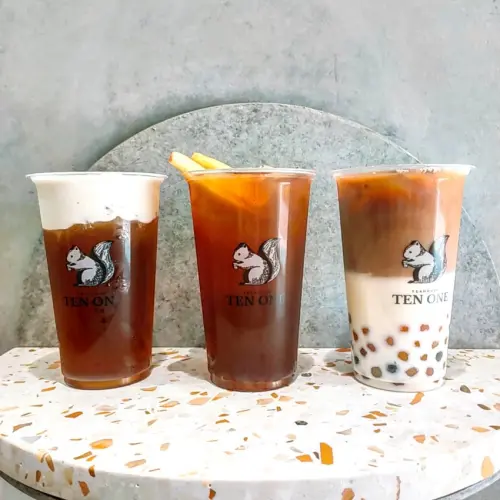 Taipei, Taiwan 十一茶屋/ 戚風紅茶歐蕾由斯里蘭卡紅茶搭配牧場鮮乳組合而成，搭配超Q的彩色珍珠😍