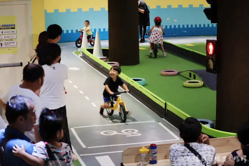 台灣首間室內滑步車親子餐廳，新竹親子餐廳推薦好吃好玩的轉圈圈滑步車運動小餐館 - ㄚ綾綾單眼皮大眼睛