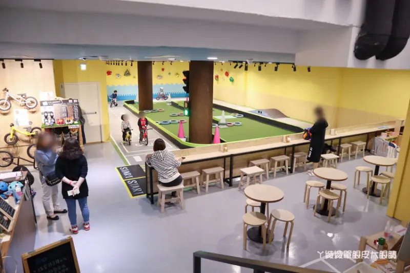 轉圈圈滑步車運動小餐館，情侶也可以來！新竹首間室內滑步車主題餐廳！ - ㄚ綾綾單眼皮大眼睛