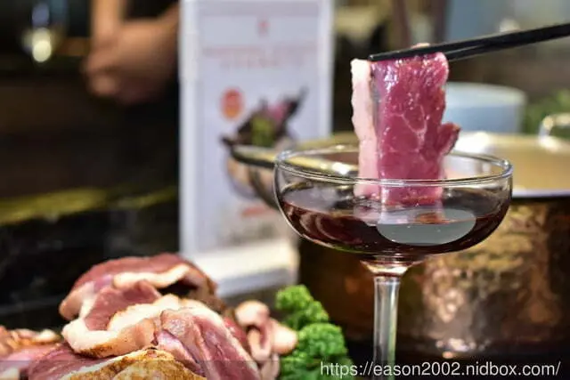 台北美食推薦。火鍋界COACH"美稱的『二本松涮涮屋』，是由年輕帥氣的主廚兄弟檔經營，知名歌手5566王仁甫小樂、瘦子、小賴、呂士軒都曾來用餐，網紅博恩夜夜秀博恩，木曜4超玩，2021新菜單