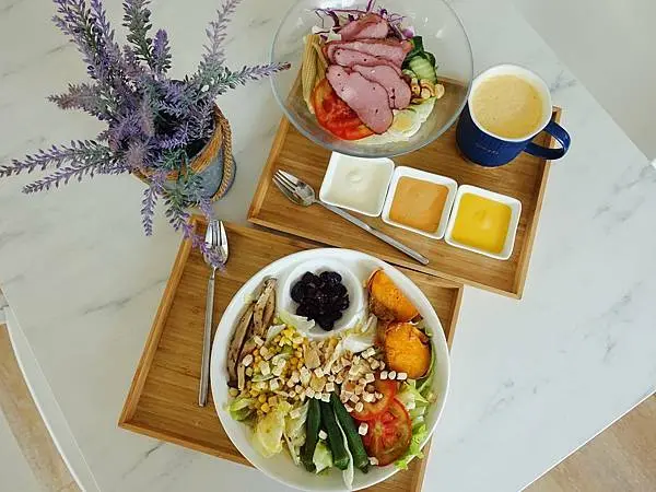 【台中】沙拉嗑│99元熱料沙拉新上市，Google評論4.2顆星!!百元沙拉、熱壓三明治、捲餅。健康低卡無負擔，西區精誠商圈輕食、沙拉、下午茶推薦。