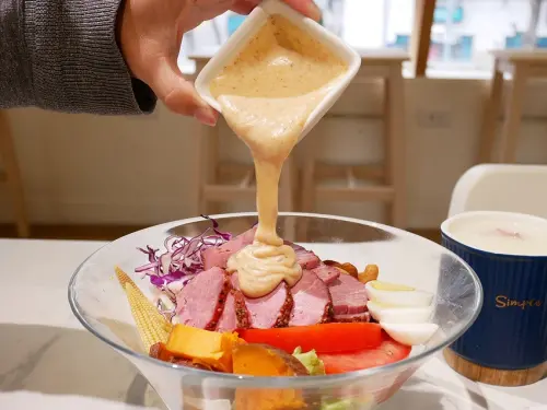 台中精誠商圈生菜沙拉，自由搭配的組合超客製化，捲餅跟軟法當午餐超適合-沙拉嗑