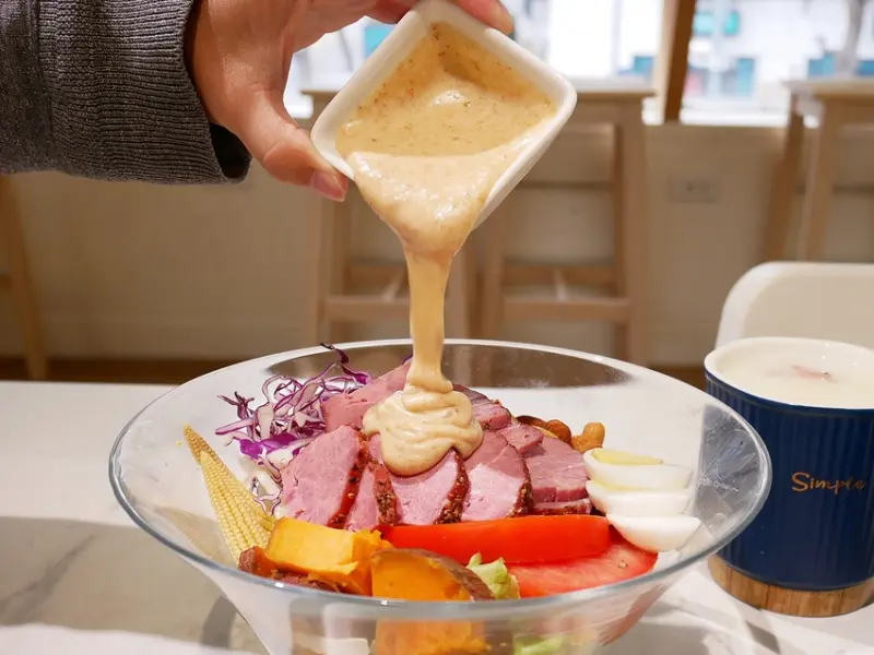 台中精誠商圈生菜沙拉，自由搭配的組合超客製化，捲餅跟軟法當午餐超適合-沙拉嗑