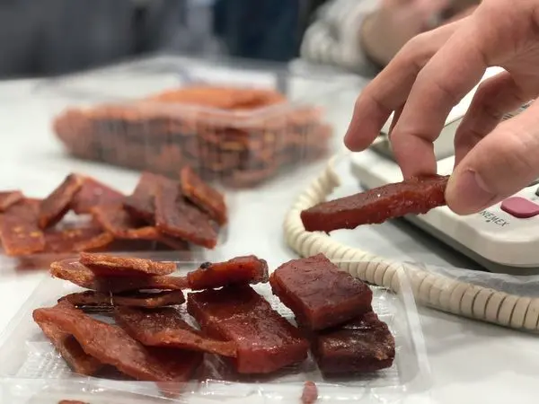 【台北。團購美食】千翔肉乾。40年肉乾老店～過年過節送禮自食兩相宜！！