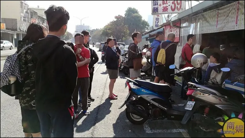 小時代眷村美食|古早味粉漿蛋餅搭配皮蛋九層塔超好吃!網評4.4星惠來市場隱藏版人氣早餐-商妮吃喝遊樂
