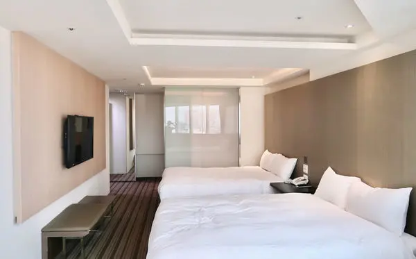 【住宿】嘉義住宿推薦-德爾芙快捷酒店（內含影片／房間開箱／仁愛路商圈／停車場／嘉義市火車站住宿／靠嘉義車站）