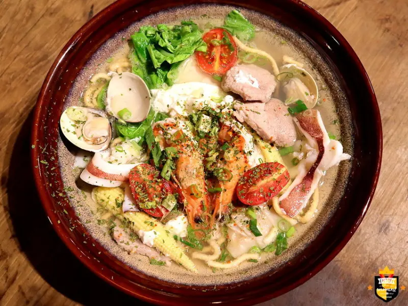 台南麵店／每日限量供應想吃要趁早／1人小店傍晚才營業／藏身超隱密巷弄／沒有在地人帶路保證找不到／當天備料嚴選新鮮食材