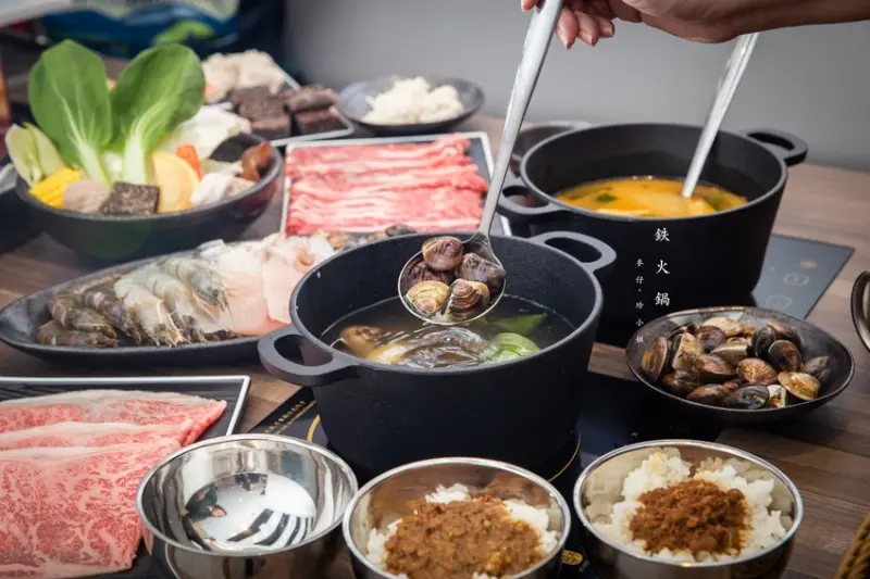 板橋車站Glabl mall最夯和牛滷肉飯吃到飽～樂軒旗下平價火鍋新品牌『鉄火鍋』，只要298元起輕鬆品嚐，超過70顆蛤蠣的卜卜蜆鍋必點｜捷運板橋站美食 @麥仔の生活日記