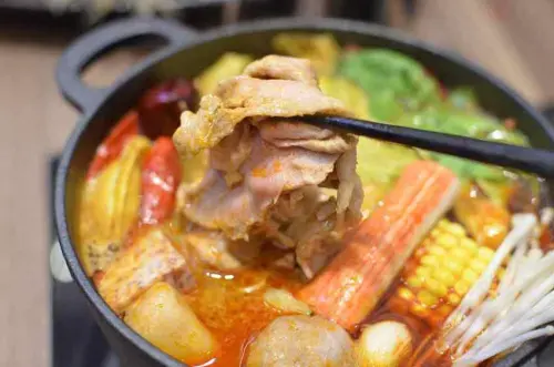 鉄火鍋－和牛咖哩飯吃到飽，樂軒和牛旗下平價品牌進駐板橋車站