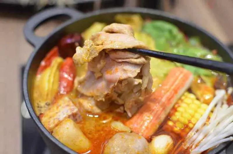 鉄火鍋－和牛咖哩飯吃到飽，樂軒和牛旗下平價品牌進駐板橋車站