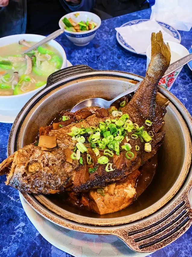 [台北中式]松山區小巨蛋站「二空眷村小館」下飯又有特色的道地眷村菜/香氣四溢獨家料理烹小鮮/必點各式炒餅烤方/店員熱心親切口味選擇多/附菜單