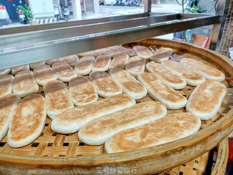 板橋美食》梅華珍素食牛舌餅 純手工製作 飄香三十年老店 傳統古早味麥芽牛舌餅 - 艾莉絲愛旅行