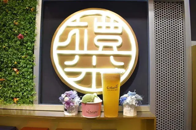 永和美食。近永安市場捷運站。Licha 芙 #禮采芙-永安市場店。全新天然口味上市（菓然梨不開），就愛這天然無添加化學成分的手搖飲品。聯名冰淇淋品牌－塔拉朵，北海道生乳酪、法芙娜巧克力、峨嵋抹茶