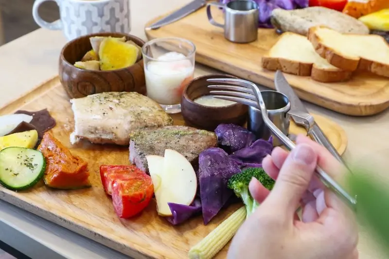 腰果花砧板原食料理 天母店。無糖無奶無麩質，全食物的低GI餐盤，會是甚麼樣子？在綠意裡反璞歸真