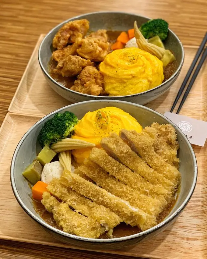 苗栗美食。府前路上新開幕【淺草咖哩蛋包】主打咖哩飯、咖哩蛋包飯，也有拉麵選擇，內用白飯、拉麵可以免費續一次！唐揚雞肉質鮮嫩多汁、比臉大豬排超滿足！ - 阿華田的美食日記
