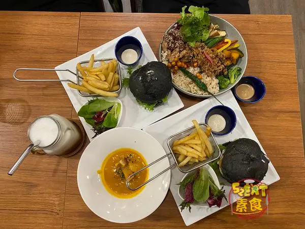 台中南屯素蔬食》VegFarm無國界蔬食餐廳菜單價位大公開！讓人驚呼連連非吃不可的打拋佛陀飯~台中必吃美食小吃餐廳推薦。