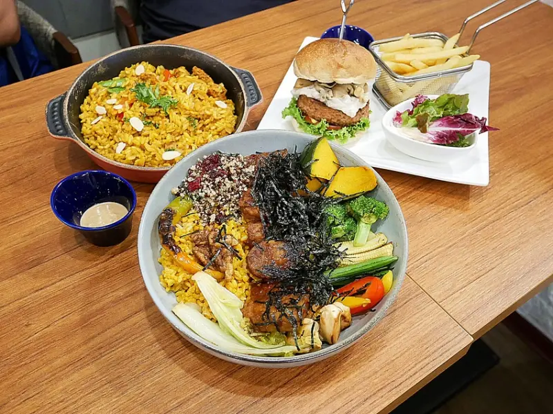 台中蔬食餐廳，最夯的未來肉這邊就吃得到! 最推碗料理-VegFarm無國界蔬食餐廳